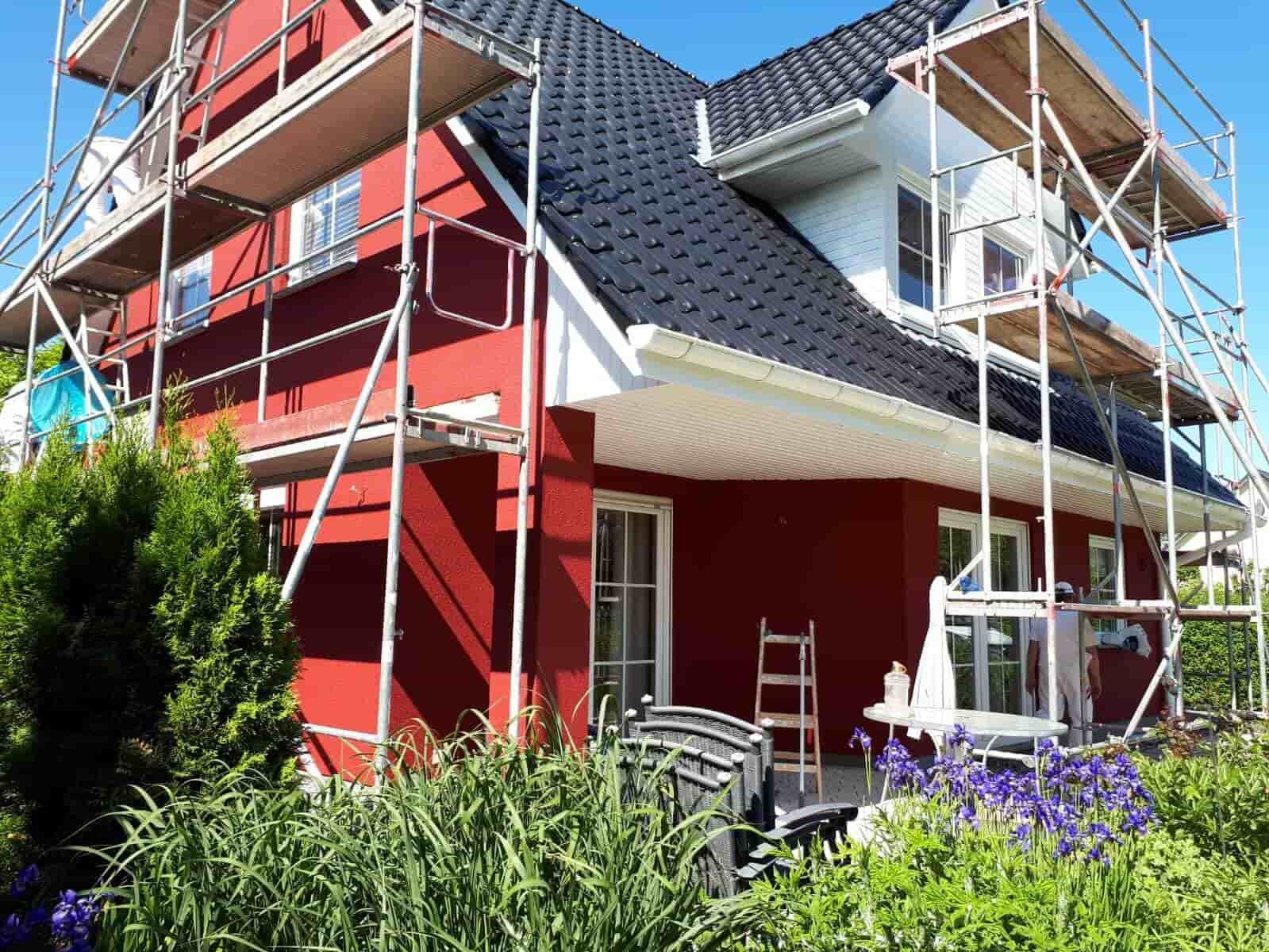 Fassade eines Einfamilienhauses mit rotem Anstrich in Rostock