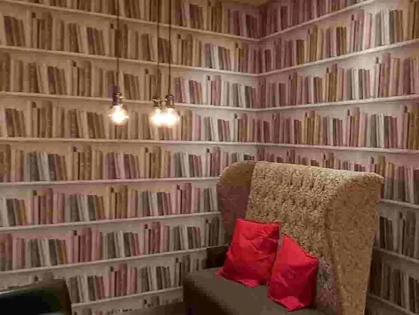 tapezierte Ecke in Bücherregaloptik